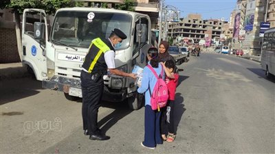 رجال مرور الغربية يستقبلون الطلاب والطالبات بالهدايا بمناسبة بدء العام الدراسي الجديد |صور