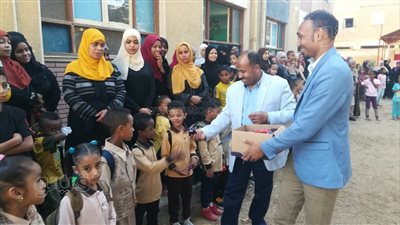 توزيع الحلوى والبالونات على طلاب مدارس أسوان فى أول يوم بالعام الدراسى (صور)