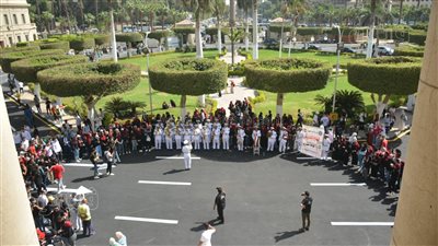 جامعة القاهرة تستقبل الطلاب بالفرقة الموسيقية العسكرية | صور 