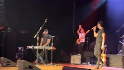 كاريوكي يشعل مسرح حفلة 