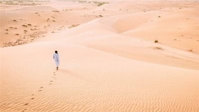 تفسير حلم السير على الرمال وعلاقته بالزهد في الدنيا 