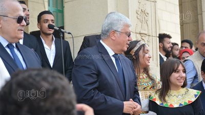 تفاصيل زيارة وزير التعليم العالي لجامعة القاهرة في أول أيام الدراسة.. يؤدي تحية العلم مع الطلاب.. ويؤكد أهمية الأنشطة الطلابية