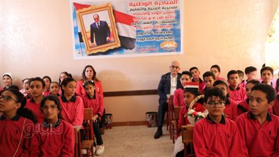 أول جولة لوزير التعليم بمدارس دمياط.. يجلس مع التلاميذ ويستمع للشرح.. ويؤكد: نستهدف عودة الطلاب بشكل كامل