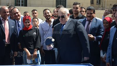 في أول أيام العام الدراسي.. رئيس جامعة القاهرة يشارك الطلاب في مباراة تنس | صور