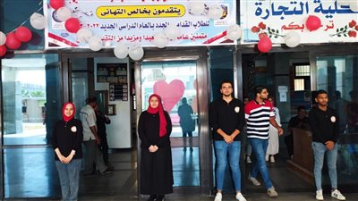 بالشكولاتة والورود.. جامعة دمنهور تستقبل الطلاب الجدد 