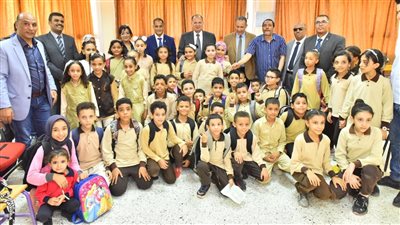 محافظ أسيوط يؤكد على ترديد النشيد الوطنى يوميًا للطلاب وشرح مبادرة حياة كريمة 