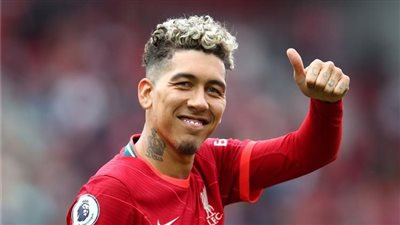 فيرمينيو يجهز 200 هدية لزملائه في ليفربول بعد الرحيل (فيديو)