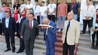 تحية العلم والأغاني الوطنية.. 10 صور ترصد أجواء أول يوم دراسة بجامعة الزقازيق