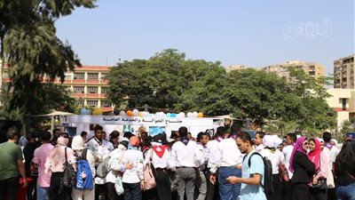 فرق الكشافة تستقبل الطلاب الجدد في أول يوم دراسي بجامعة عين شمس | فيديو