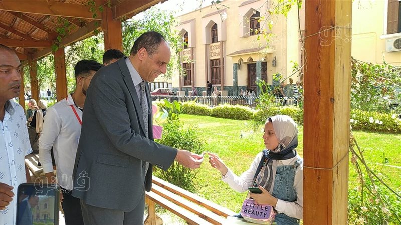 عميد تجارة طنطا يوزع