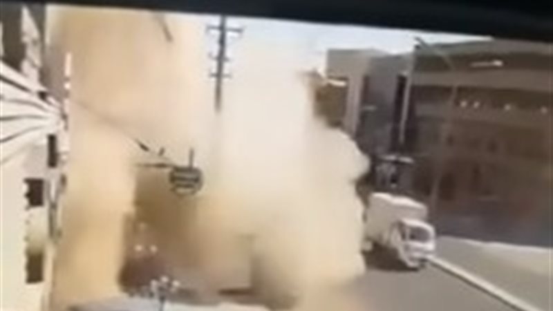 لحظة انهيار مبني