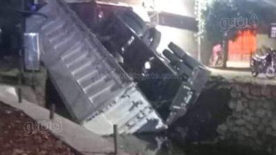 إصابة شخصين بحادث انقلاب تريلا في ترعة 