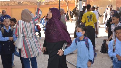 بث مباشر | تجمع أولياء الأمور برفقة أبنائهم أمام مدارس الدقهلية