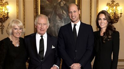  أول صورة رسمية لملك بريطانيا وعائلته