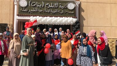 بالورود والبونبوني.. علوم بنات الأزهر تستقبل الطالبات الجدد | صور