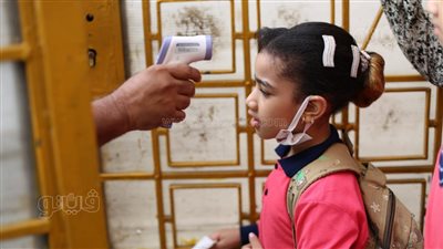 الكمامة وقياس الحرارة.. إجراءات احترازية مشددة قبل دخول الطلاب للمدارس | صور