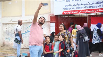 برفقة ذويهم.. توافد الطلاب على مدارس القاهرة | صور