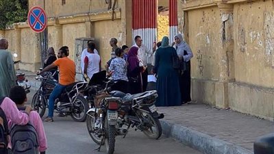 بث مباشر | قلق وفرحة أولياء أمور الطلاب بأول أيام العام الدراسي الجديد بالبحيرة