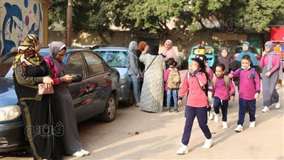 أبرز مشاهد أول يوم دراسي.. تراكم القمامة أمام مدرسة بعين شمس.. الكمامة وقياس الحرارة شرط الدخول للمدارس.. وزحام بالشوارع ووسائل المواصلات