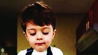 طباخ صغير يشعل مواقع التواصل الاجتماعي