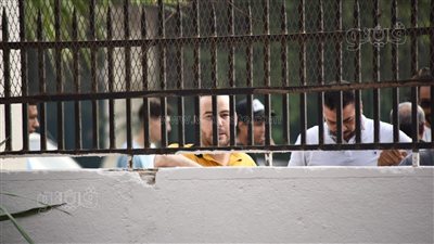 أولياء الأمور يراقبون أبناءهم من خلف أسوار مدرسة السعيدية بالجيزة | صور 