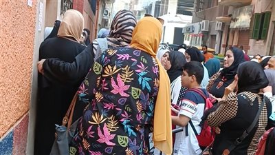 زحام أولياء الأمور أمام مدارس المنوفية | صور