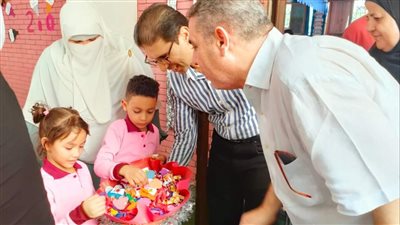 توزيع البالونات والشيكولاتة على التلاميذ في أول يوم دراسي بالقليوبية | صور 