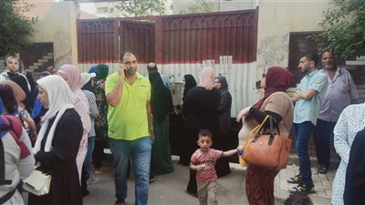 تجمع أولياء الأمور أمام مدرسة ماجد شاكر في الإسكندرية