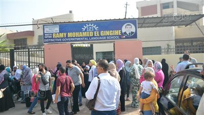 تجمعات أولياء الأمور أمام المدارس في انتظار خروج أبنائهم | صور 