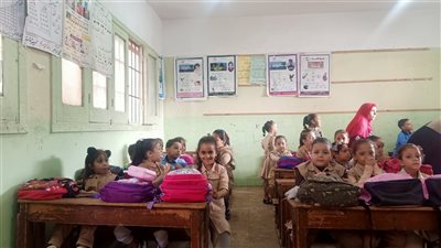 أولياء الأمور يوزعون الحلوى على طلاب أولى ابتدائي في الدقهلية | فيديو وصور 