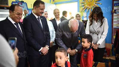 محافظ الجيزة يكرم طالبًا قدم عرضًا عن إنجازات الرئيس السيسي | فيديو 