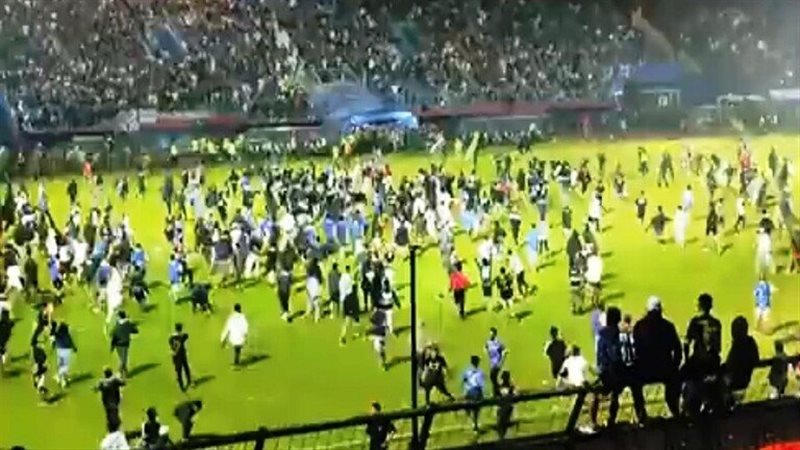  تدافع وشغب في الاستاد