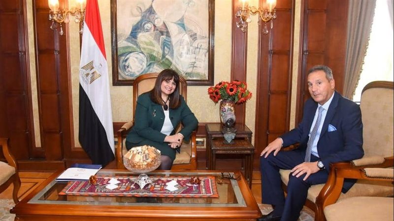 وزيرة الهجرة تلتقي