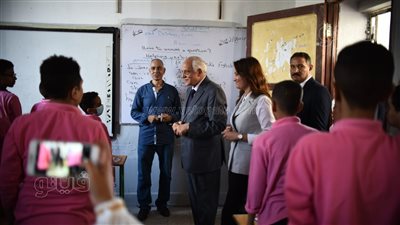 محافظ الجيزة يناقش الطلاب في مدرسة الأورمان الاعدادية |فيديو وصور