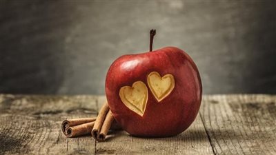 علاقة التفاح برؤية صورة حبيبتك في المنام.. اعرف القصة