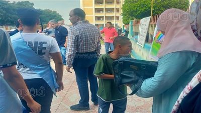 والنبي عايز أروح لأمي.. شاهد توسلات طالب لمعلمته في أول يوم دراسة بالشرقية