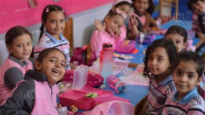 لانش بوكس وعصير.. 27 صورة ترصد الحصة الأولى لتلاميذ الابتدائي | صور