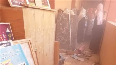 أولياء أمور يضطرون لتنظيف مدرسة بالمنوفية |صور