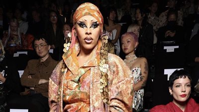 دوجا كات بإطلالات غريبة في أسبوع الموضة بباريس.. صور