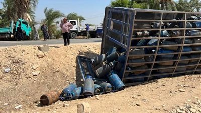 انقلاب تريلا محملة بالأنابيب بطريق درنكة ريفا بأسيوط 