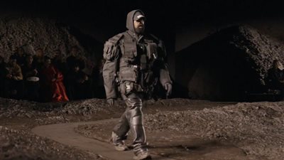 كانييه ويست يشارك كعارض أزياء في عرض بالنسياقا في أسبوع باريس للموضة |فيديو