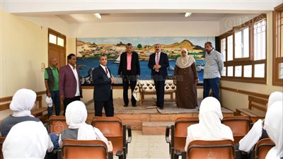 محافظ أسوان يتابع انتظام العملية التعليمية داخل 1503 مدارس|صور