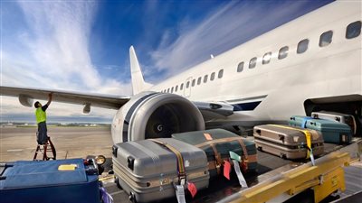 مسافر يتسبب في كارثة داخل طائرة.. اعرف التفاصيل