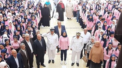 وفود أمنية تزور مدارس دمياط وتكرم أبناء الشهداء |صور 