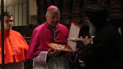  الأنبا لوقا يتسلم جزءًا من رفات القديس موريس بديره بسويسرا