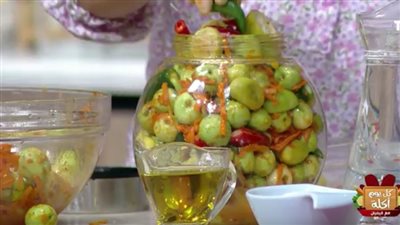 طريقة تفتح النفس.. خطوات تخليل الزيتون التفاحي | فيديو 