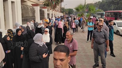 أولياء الأمور يتصدرون المشهد في أول أيام الدراسة بـ14 محافظة.. يراقبون أبناءهم من خلف الأسوار في الجيزة.. يوزعون الحلوى في الدقهلية.. وتواجد كثيف في القاهرة والمنوفية | فيديو وصور