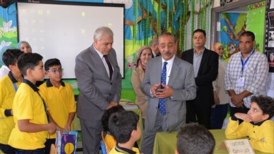 محافظ الإسماعيلية يشيد بمدرسة الإعلام بعد عمل محاكاة لمؤتمر المناخ| صور