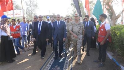 محافظ سوهاج  يتفقد معسكر الإيواء بالكوثر