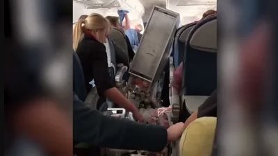 إخلاء طائرة ركاب في مطار أمريكي إثر 